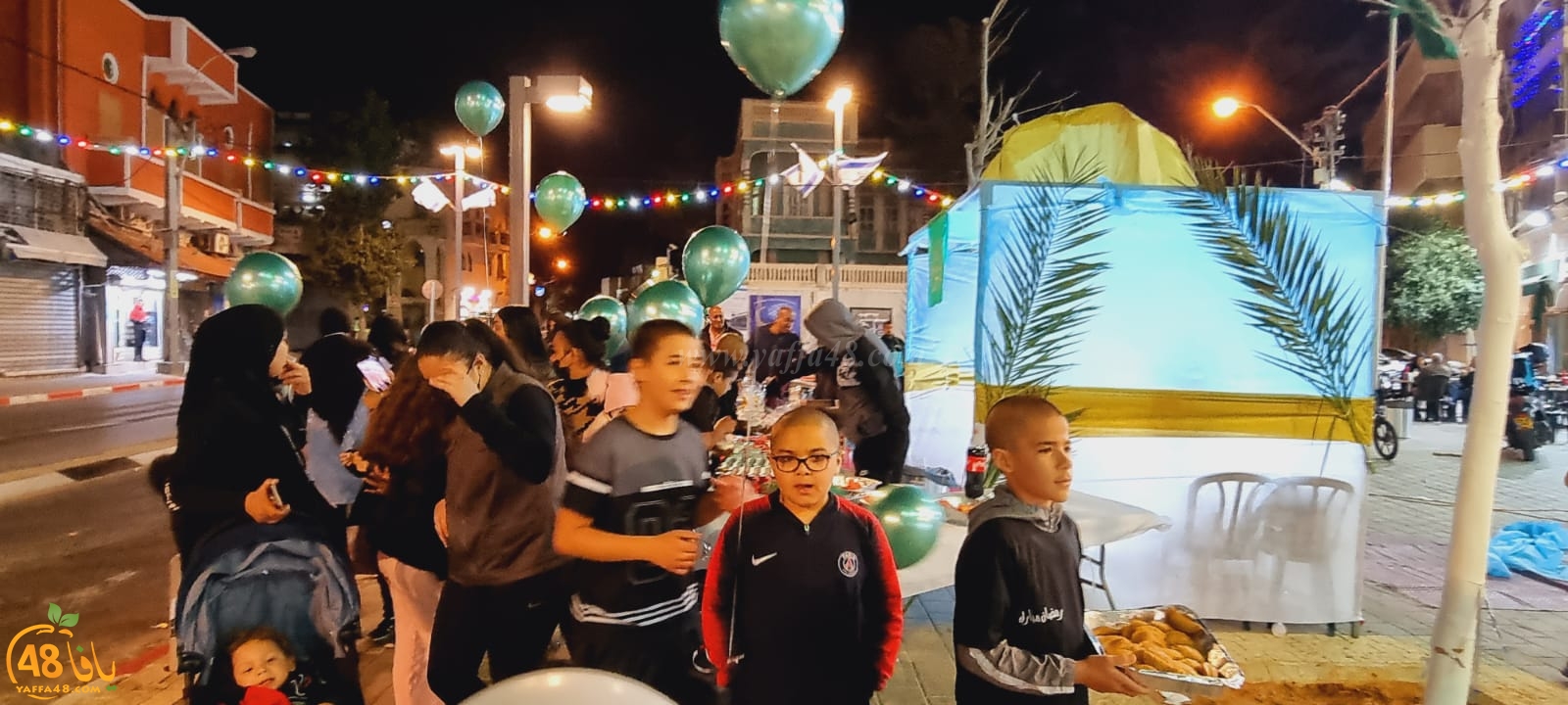  فيديو: بمناسبة حلول رمضان - توزيع الحلوى والهدايا على المارة في شارع ييفت بيافا